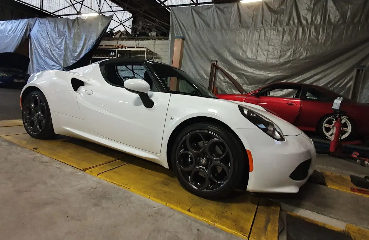 Alfa Romeo 4C en réglage de géométrie