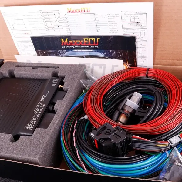 Calculateur MaxxECU et faisceau en préparation à l'atelier